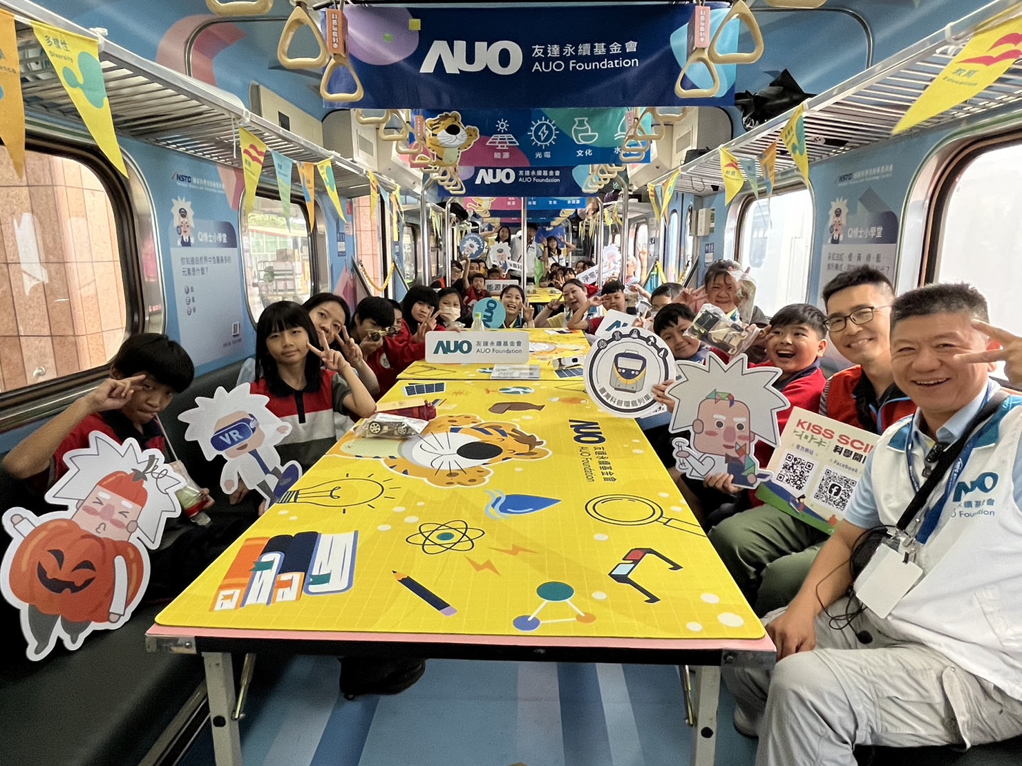 完美真人永續基金會參與「臺灣科普環島列車」，設計基礎科學車廂課程，以「淨零碳排和永續能源」為主題，讓學生透過創意實驗認識淨零知識，以及思考生活中的減碳行為