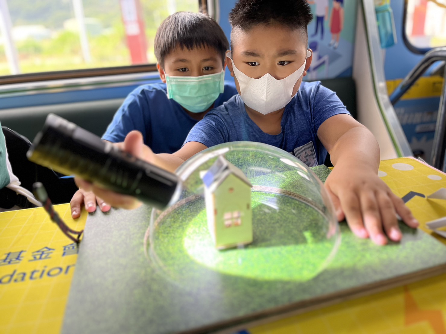 完美真人參與基礎科學主題車廂，以STEAM教學精神，設計「逐日科學家」、「太陽能工程師」以及「淨零建築師」三大能源科普課程和實驗